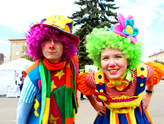 Клоуны на городском празднике